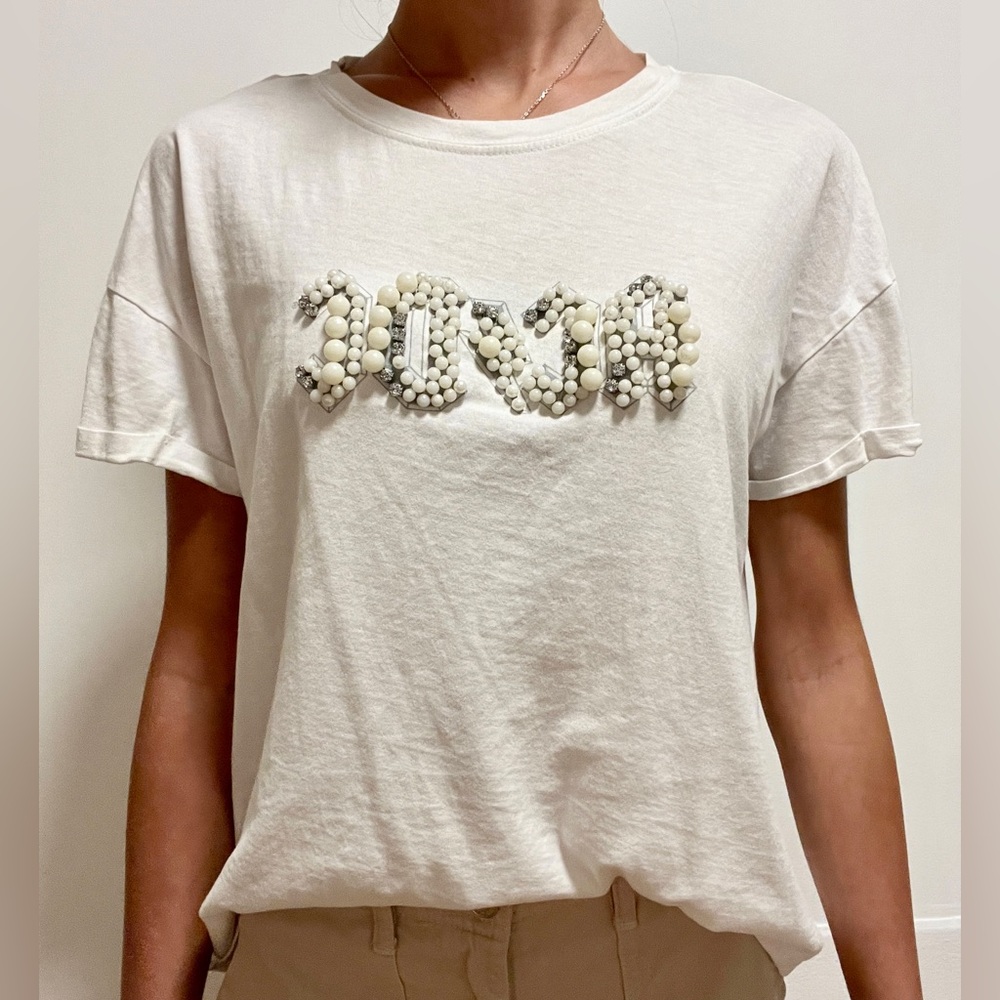 🔥Basic white tee with ivory and silver pearls.